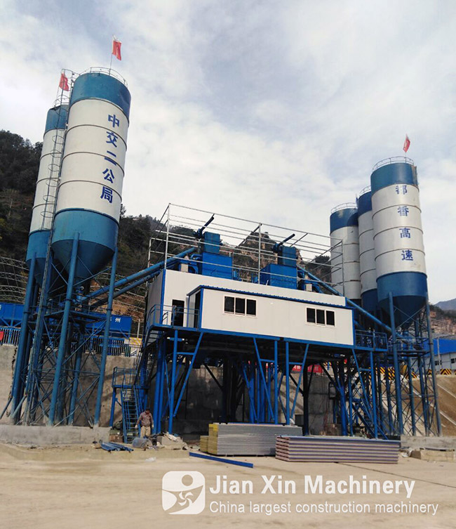 Zhengzhou Jianxin Machinery HZS120 concrete mixing station works at Zhaohong Lehong Dam in Kunming.